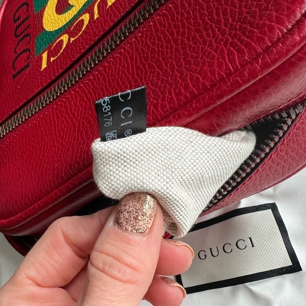GUCCI Logo Print Leather Grained Calfskin Logo Messenger Bag Hibiscus Red